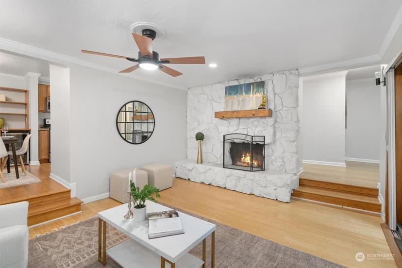 Property photo for 5038 California Avenue SW #2, Seattle photo 4