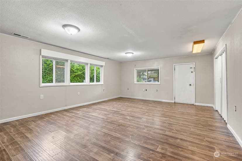 Property photo for 12624 Glenwood Avenue SW, Lakewood photo 22