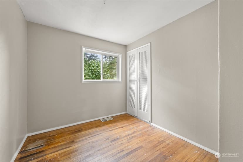 Property photo for 12624 Glenwood Avenue SW, Lakewood photo 18