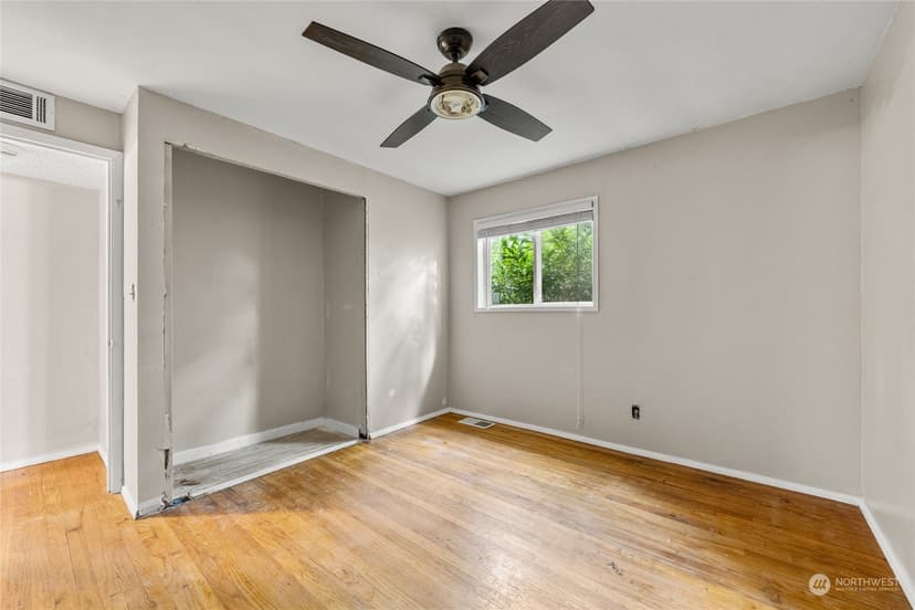 Property photo for 12624 Glenwood Avenue SW, Lakewood photo 14