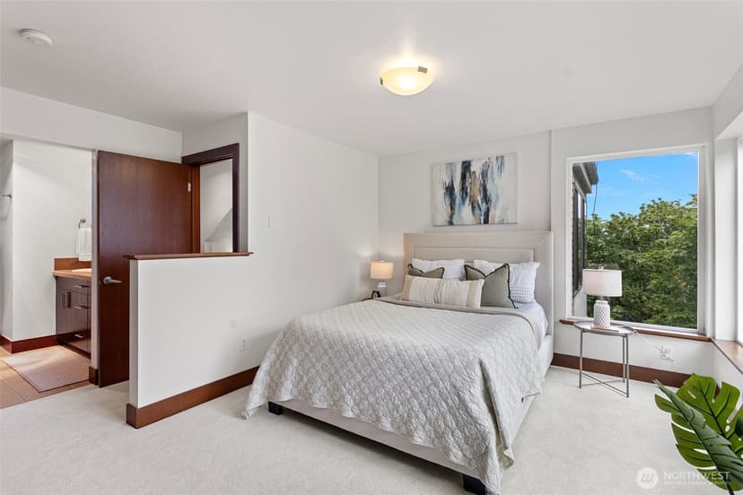Property photo for 566 McGraw Street, Seattle photo 8