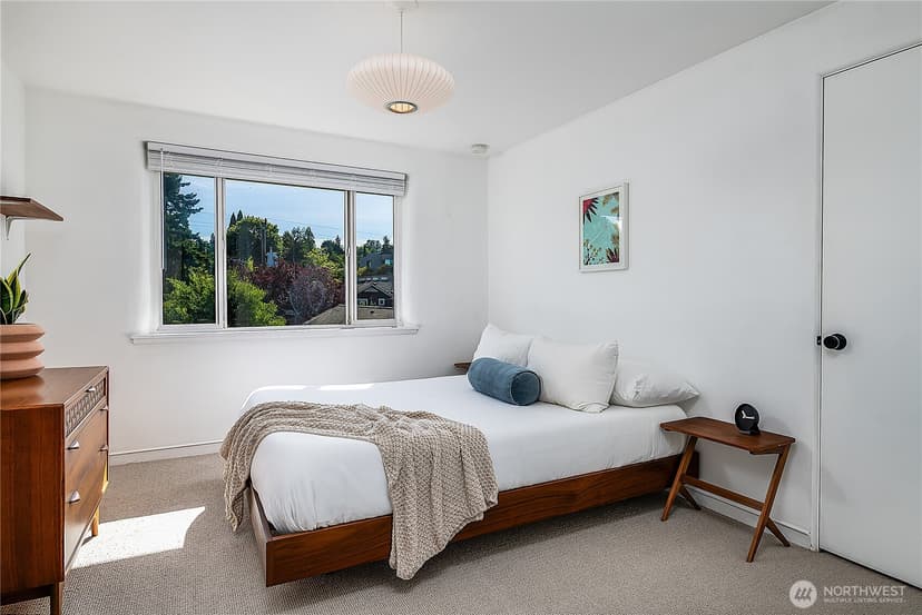 Property photo for 4818 Terrace Drive NE, Seattle photo 11