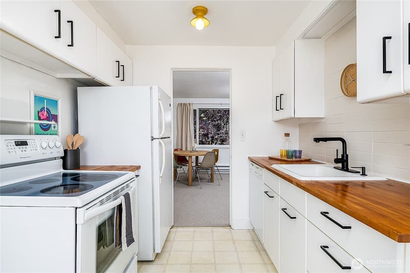 Property photo for 4818 Terrace Drive NE, Seattle photo 6