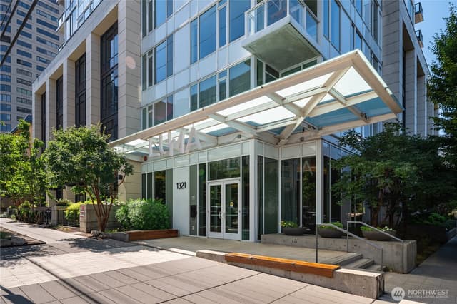 Property photo for 1321 Seneca Street #703, Seattle photo 2