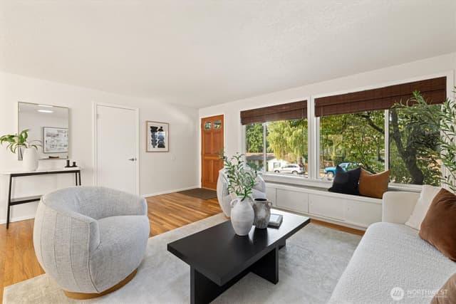 Property photo for 912 165th Avenue SE, Bellevue photo 3