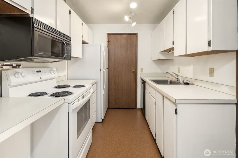 Property photo for 2100 N 106th Street #402, Seattle photo 7