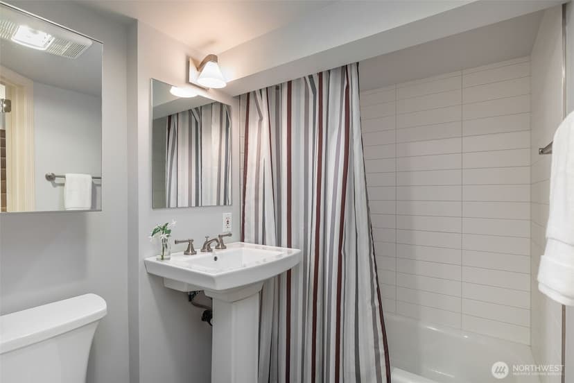 Property photo for 1015 5th Avenue W, Seattle photo 31