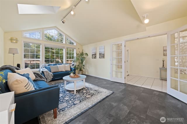 Property photo for 11721 Creekside Drive SW, Lakewood photo 3
