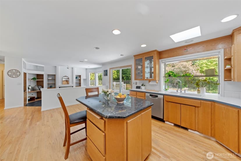 Property photo for 11721 Creekside Drive SW, Lakewood photo 13