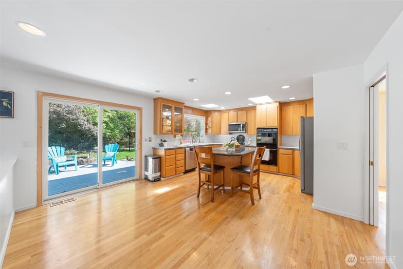 Property photo for 11721 Creekside Drive SW, Lakewood photo 8