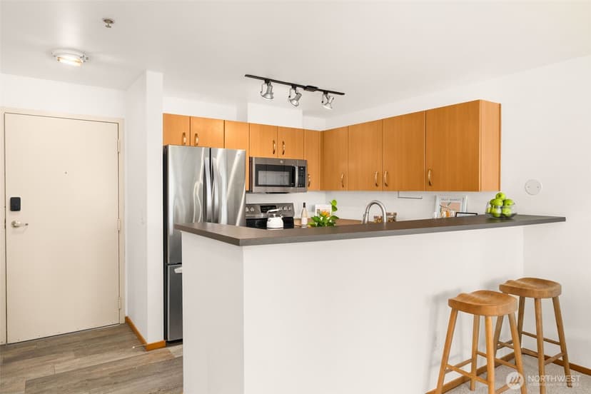 Property photo for 4020 Aurora Avenue N #411, Seattle photo 12