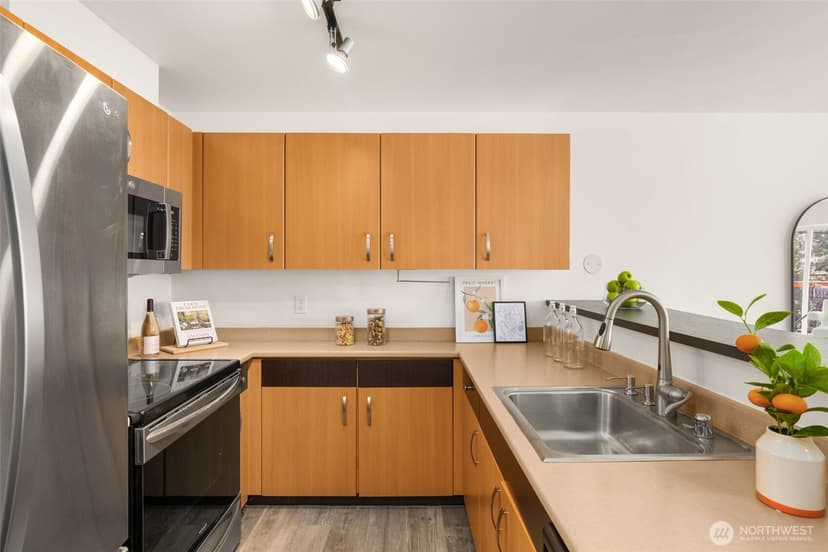 Property photo for 4020 Aurora Avenue N #411, Seattle photo 14