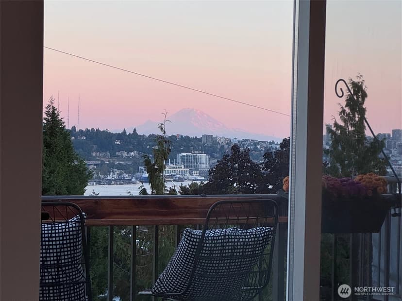 Property photo for 4020 Aurora Avenue N #411, Seattle photo 8