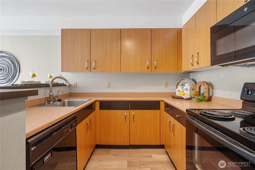 Property photo for 4020 Aurora Avenue N #302, Seattle photo 9
