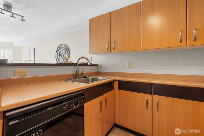 Property photo for 4020 Aurora Avenue N #302, Seattle photo 11