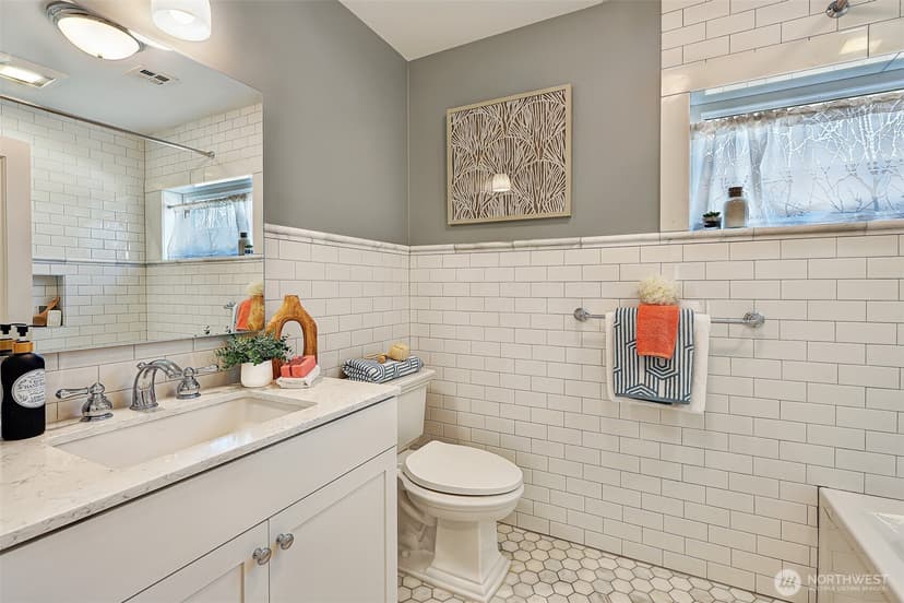 Property photo for 1610 3rd Avenue N, Seattle photo 19