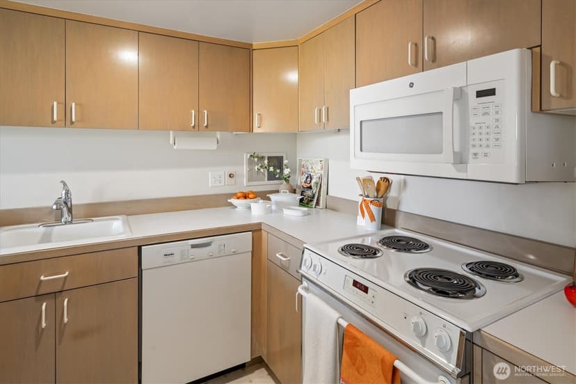 Property photo for 2040 43rd Avenue E #402, Seattle photo 11