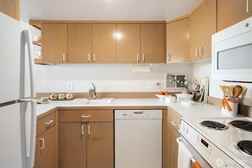 Property photo for 2040 43rd Avenue E #402, Seattle photo 12