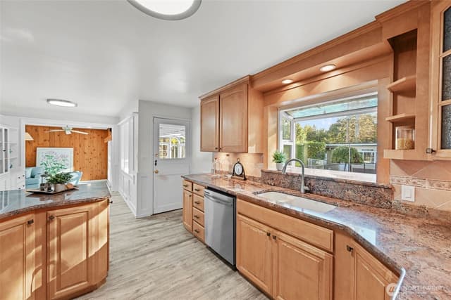 Property photo for 10828 Lake Steilacoom Drive SW, Lakewood photo 4