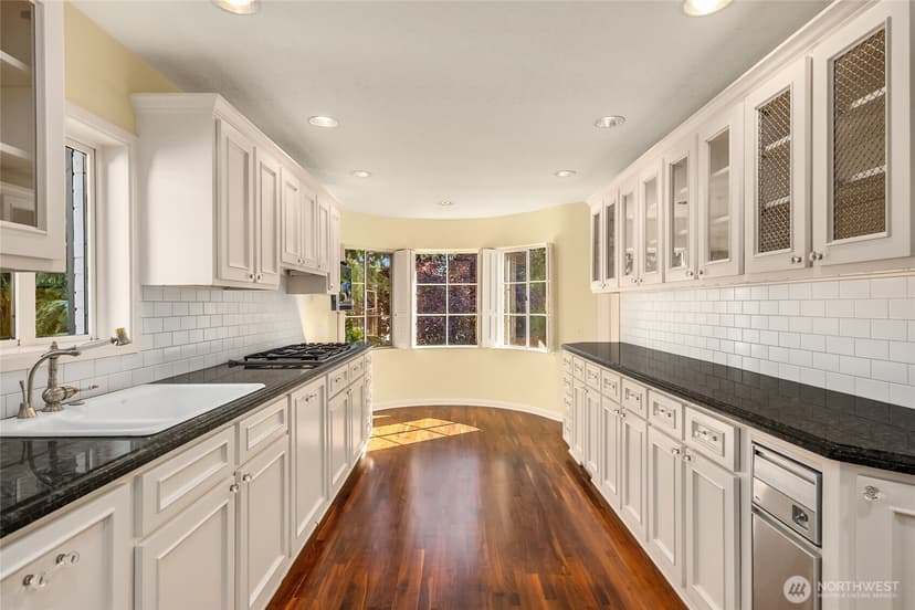 Property photo for 1960 Shenandoah Drive E, Seattle photo 17