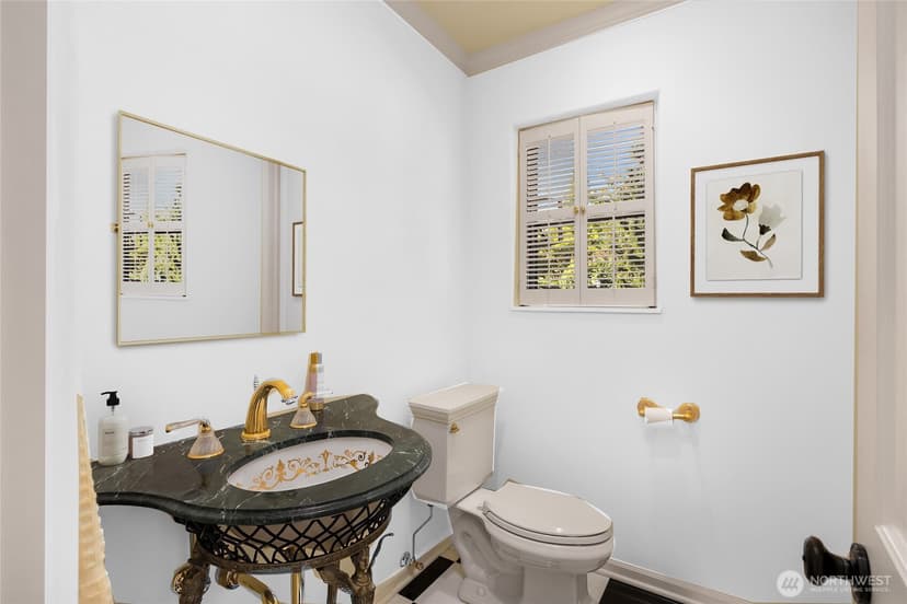 Property photo for 1960 Shenandoah Drive E, Seattle photo 19