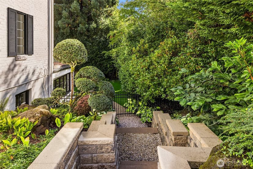 Property photo for 1960 Shenandoah Drive E, Seattle photo 8