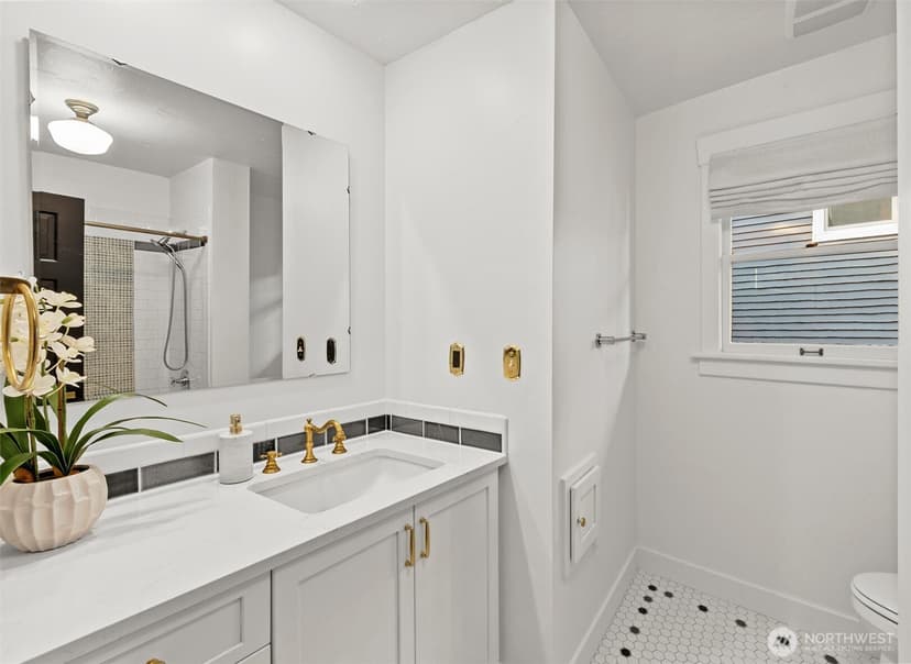 Property photo for 2553 5th Avenue N, Seattle photo 19