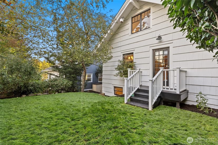 Property photo for 2553 5th Avenue N, Seattle photo 32