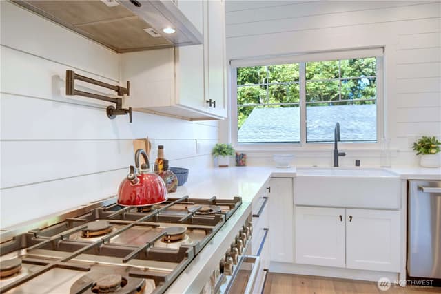 Property photo for 400 NW Puget Drive, Seattle photo 3