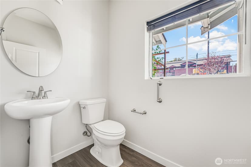 Property photo for 3585 E Grandview Avenue, Tacoma photo 8