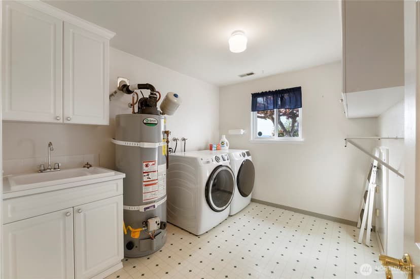 Property photo for 5569 Frances Avenue NE, Tacoma photo 32