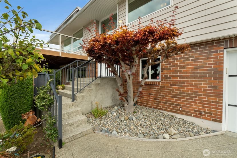 Property photo for 5569 Frances Avenue NE, Tacoma photo 8