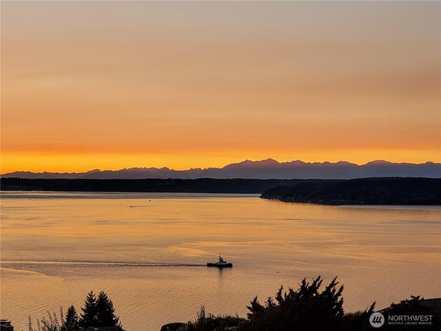 Property photo for 5569 Frances Avenue NE, Tacoma photo 2