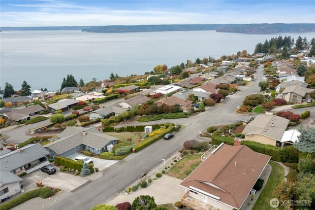 Property photo for 5569 Frances Avenue NE, Tacoma photo 4