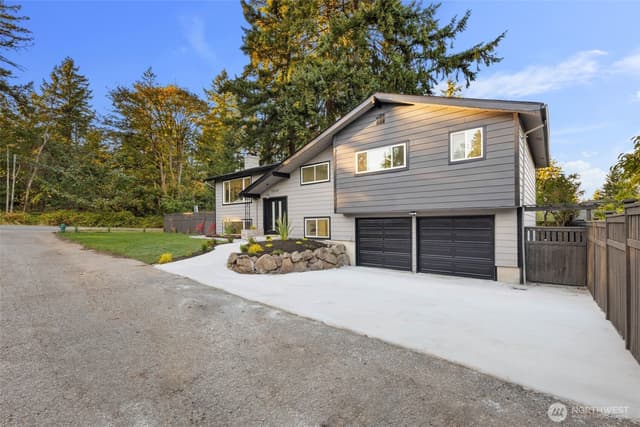 Property photo for 16044 Greenwood Avenue N, Shoreline photo 2