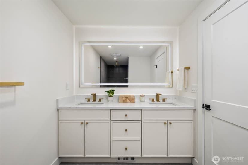 Property photo for 16044 Greenwood Avenue N, Shoreline photo 24