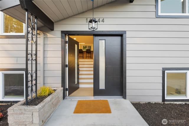 Property photo for 16044 Greenwood Avenue N, Shoreline photo 4