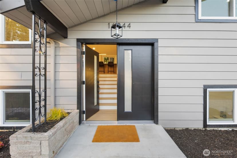 Property photo for 16044 Greenwood Avenue N, Shoreline photo 4