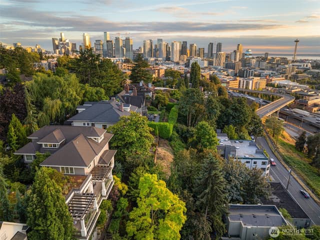 Property photo for 1065 Summit Avenue E, Seattle photo 5