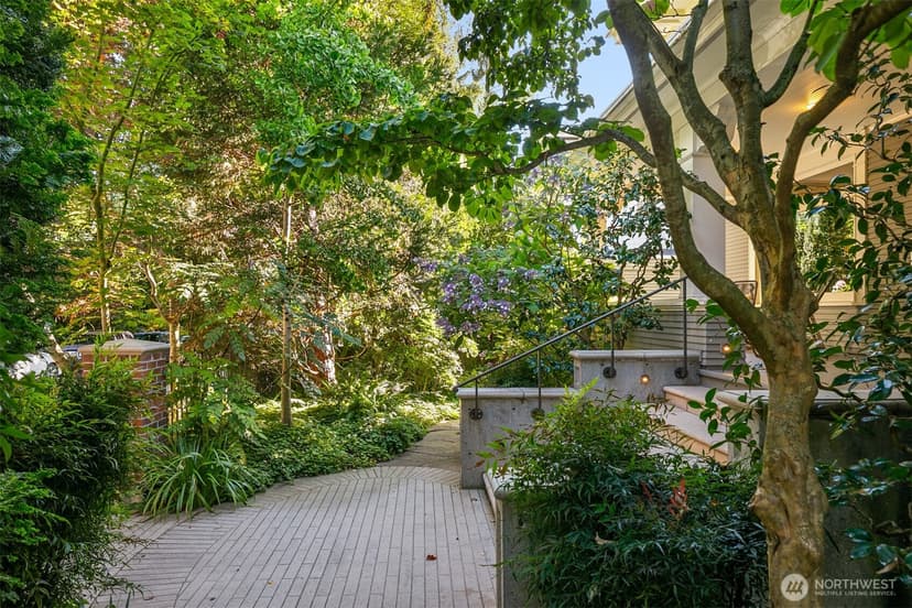 Property photo for 1065 Summit Avenue E, Seattle photo 3