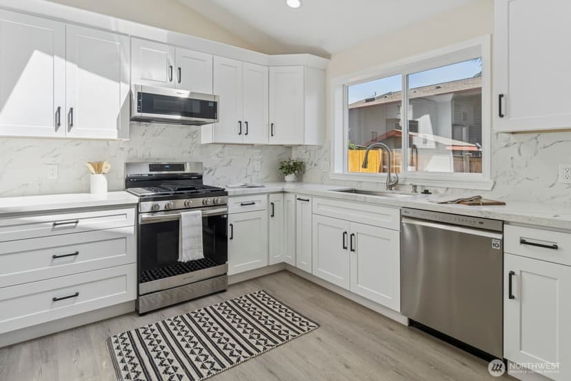 Property photo for 16828 Ambaum Boulevard S, Burien photo 8