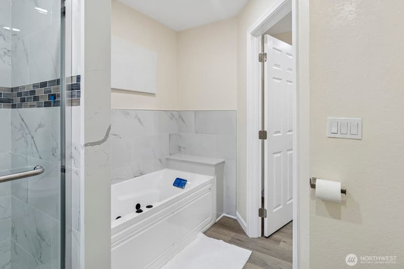 Property photo for 16828 Ambaum Boulevard S, Burien photo 25