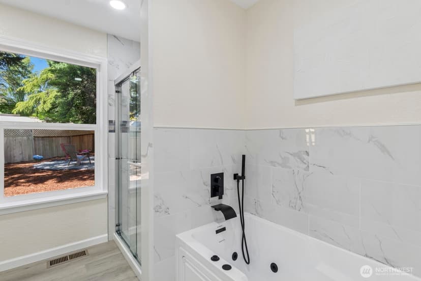 Property photo for 16828 Ambaum Boulevard S, Burien photo 18