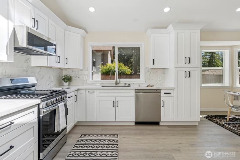 Property photo for 16828 Ambaum Boulevard S, Burien photo 2