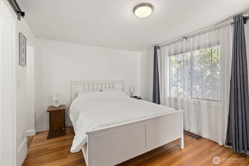 Property photo for 10019 Interlake Avenue N, Seattle photo 15