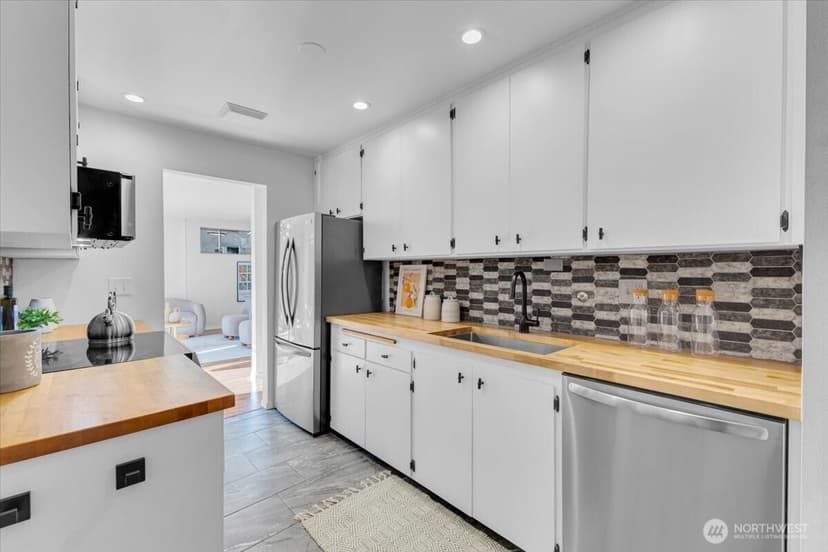Property photo for 654 W Olympic Place #101, Seattle photo 4