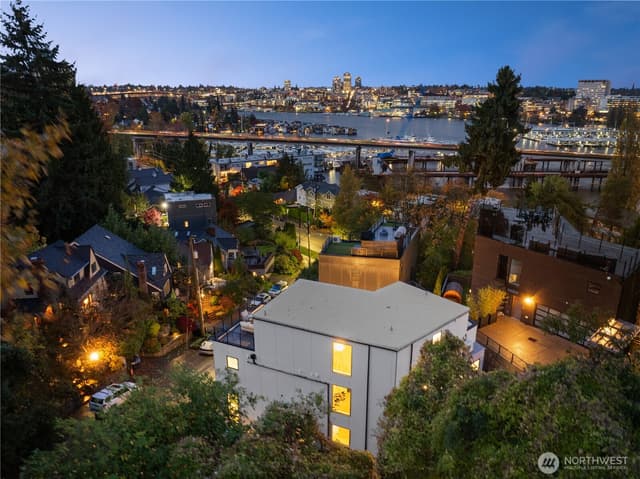 Property photo for 2410 Everett Avenue E, Seattle photo 3