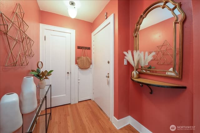 Property photo for 525 16th Avenue E #403, Seattle photo 2