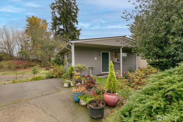 Property photo for 916 Ferndale Circle NE, Renton photo 2