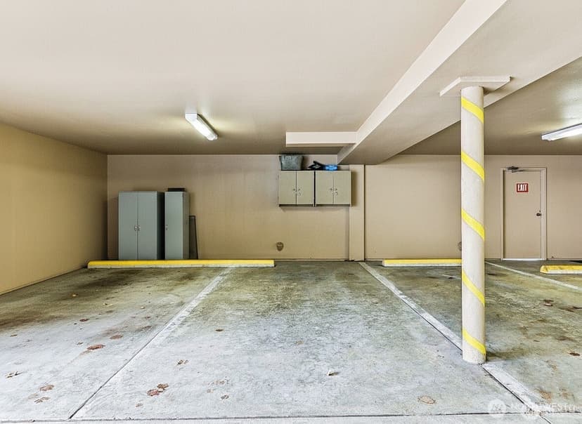 Property photo for 12300 33rd Avenue NE #402, Seattle photo 22